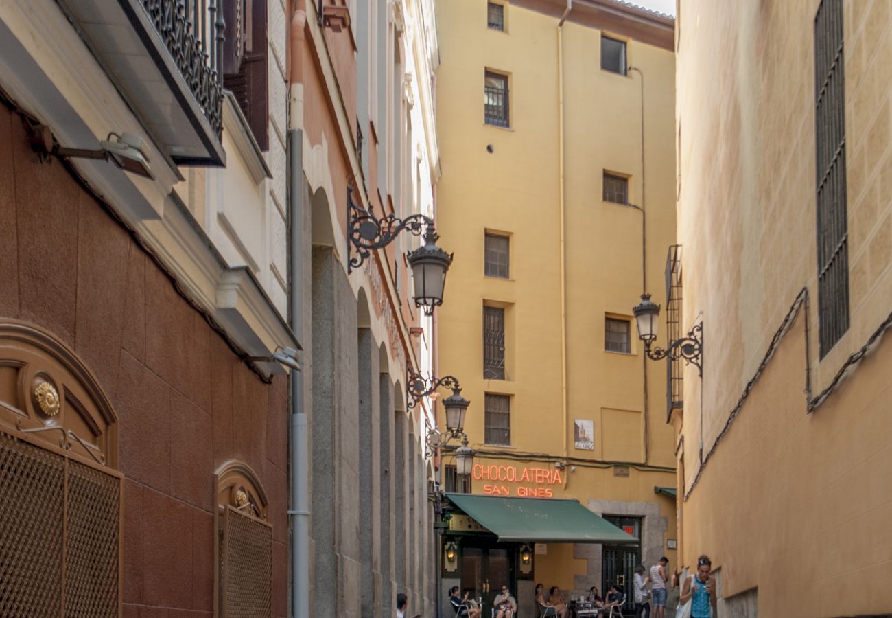 Sol VI Apartment — Steps from Puerta del Sol