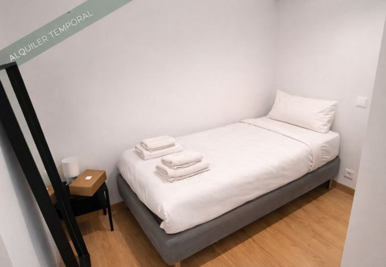 Incredible Room in Chamartín